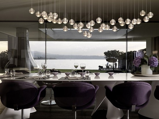 un-salon-violet-trois-fauteils-lilas-une-table-rectangulaire-blanche