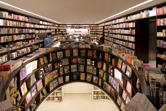 Room surrounded with bookshelfs on the ground Floor and undergro