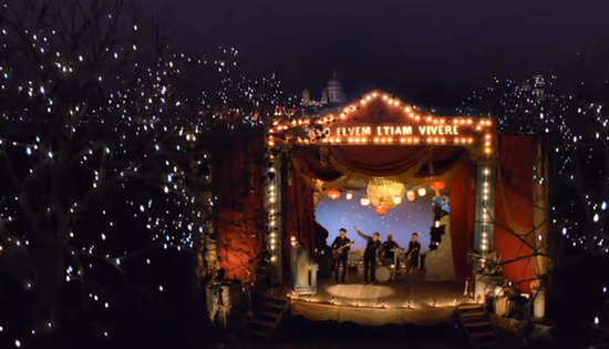 Coldplay – Christmas Lights – Fubiz™