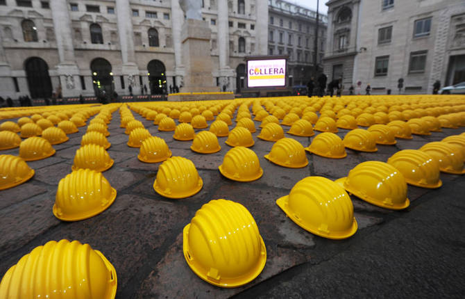 10 000 Yellow Helmets