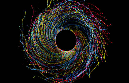 « Black Hole, paint in motion » par Fabian Oefner