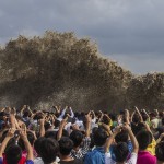 Visitors take pictures of tidal waves under the influence of Typhoon Usagi in Hangzhou