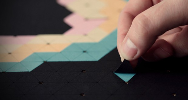 Fabrique Générale – 6080 triangles de papier en affiche