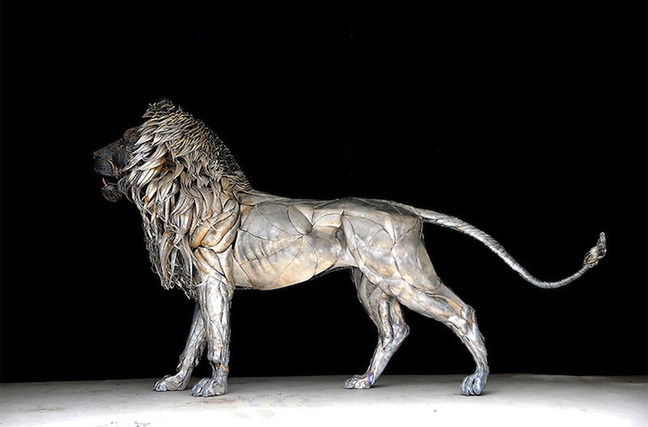 Majestic Lion Made of 4000 Metal Scraps10