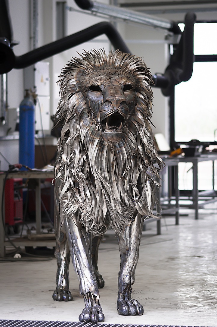 Majestic Lion Made of 4000 Metal Scraps3