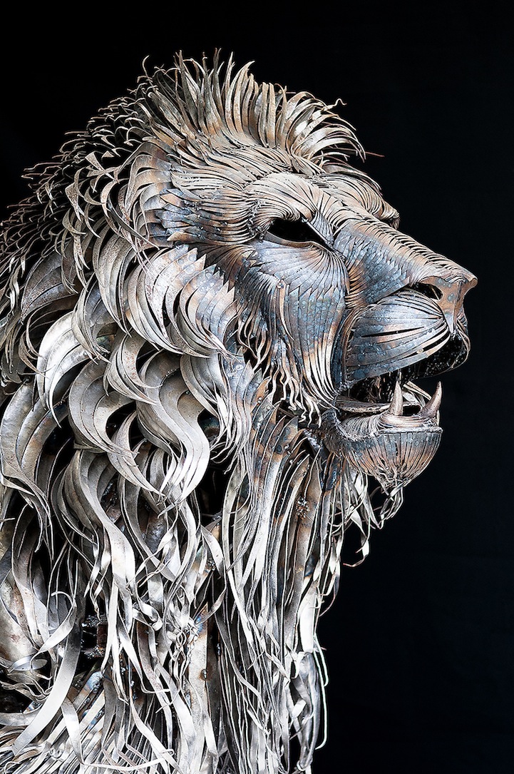 Majestic Lion Made of 4000 Metal Scraps8
