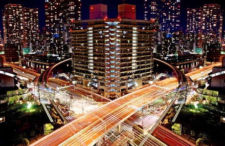 Symmetric Light Painting in Tokyo