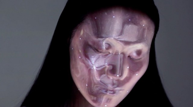 Vidéo : une projection lumineuse qui métamorphose votre visage