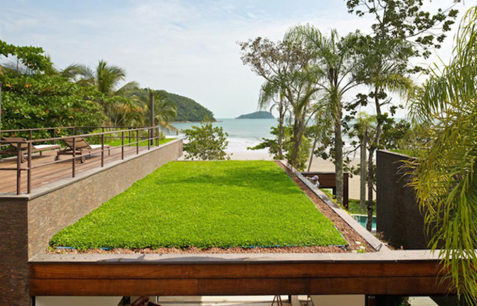 Baleia House With a Grass Field Rooftop