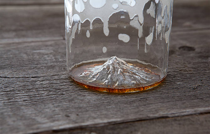Glass with a 3D Oregon Tallest Peak