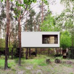 Reflective Home with Mirrored Facades_0