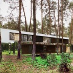 Reflective Home with Mirrored Facades_3