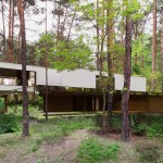 Reflective Home with Mirrored Facades_5