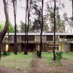 Reflective Home with Mirrored Facades_7