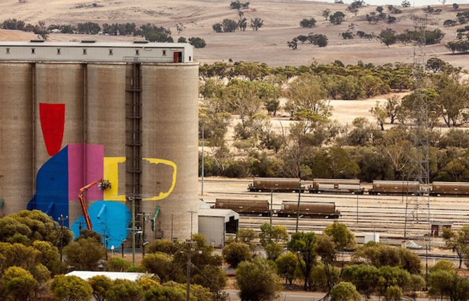 Painting on Western Australia Grain Silos