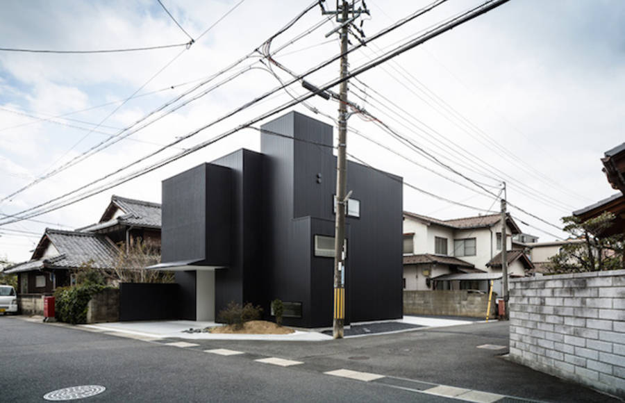 Black Framing House in Japan