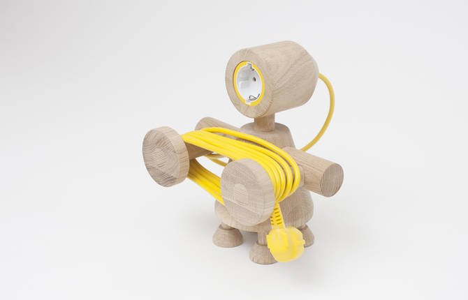 Little Wooden Robots as Daily Objects
