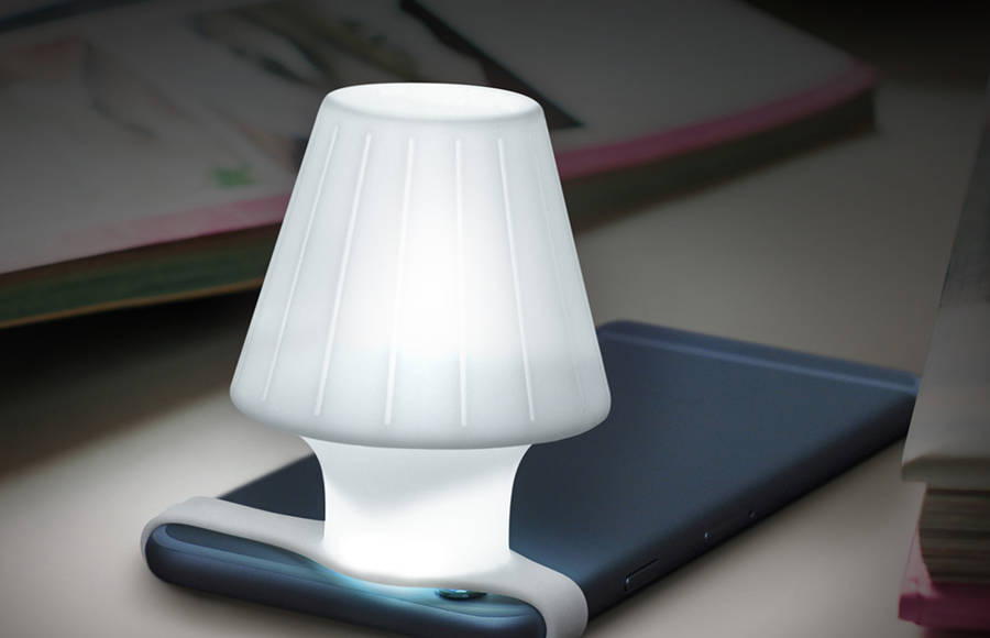 Smartphone Accessory Turns Camera Flash in Mini Lamp