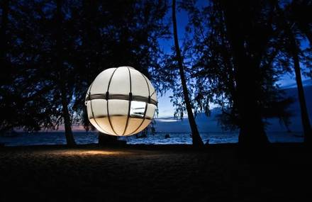 A Suspended Treehouse to Sleep with Birds