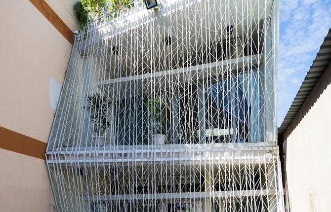 Vietnamese Breeze House Facade Filled by Lattice Panels