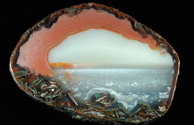 Tiny Landscapes in Agate Crystals