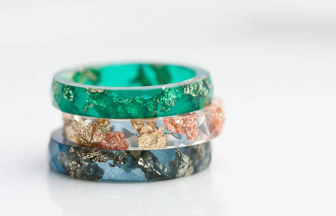 Handmade & Elegant Rings Made of Metallic Flakes and Colored Resin
