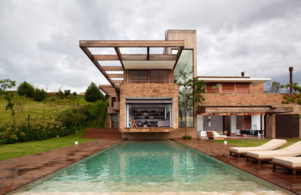 Innovative Brazilian Country House in a Steep Plot