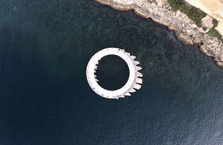 Floating Pavillon to Rest in the Middle of the Sea