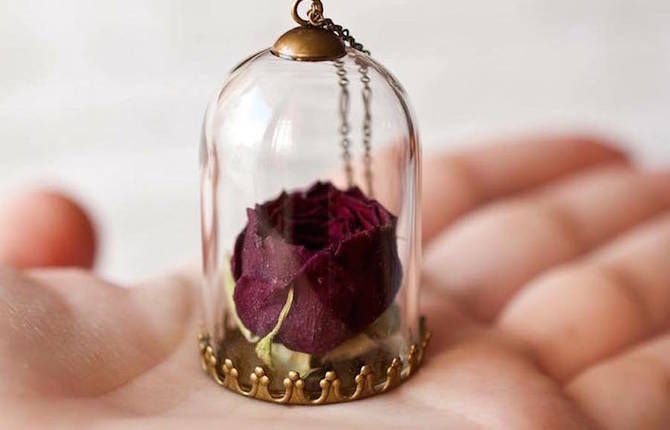 Delicate Necklaces Preserving Flowers in Their Pendants