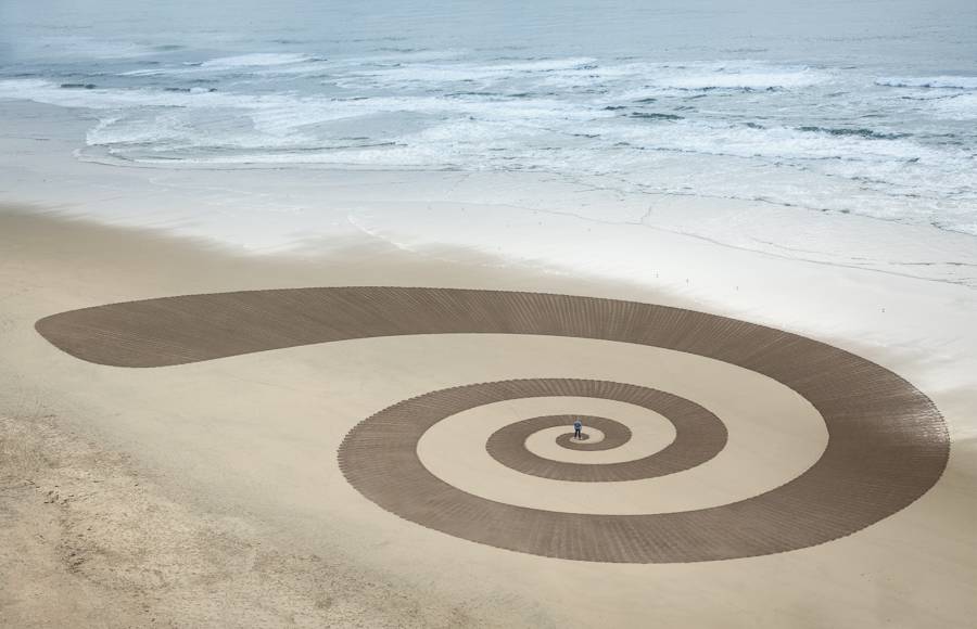 Mind-Blowing Drawings on Sand