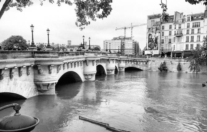 Black & White Pictures of Paris Underwater