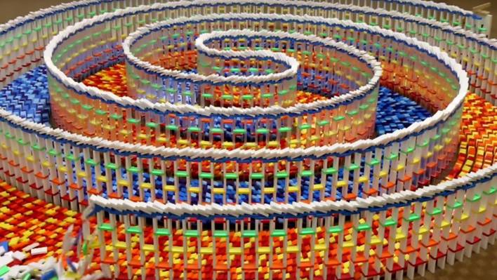 Amazing Spiral Made from 15 000 Dominos