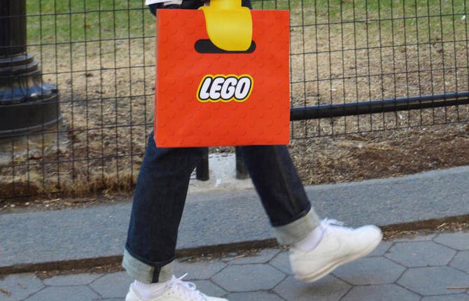 Inventive and Amusing LEGO Handbag