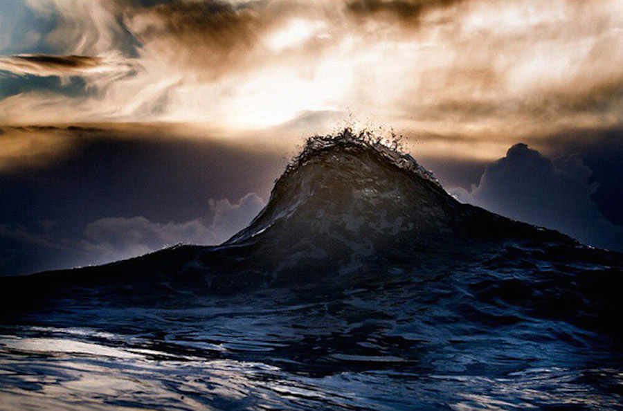 Impressive Photographs of Waves Looking Like Mountains-13