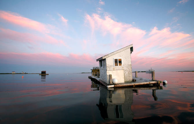 Peaceful Pictures of Fishing Houses on Water