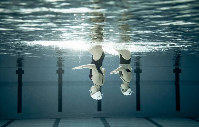 Underwater Synchro-Swim Photography by Alex Voyer