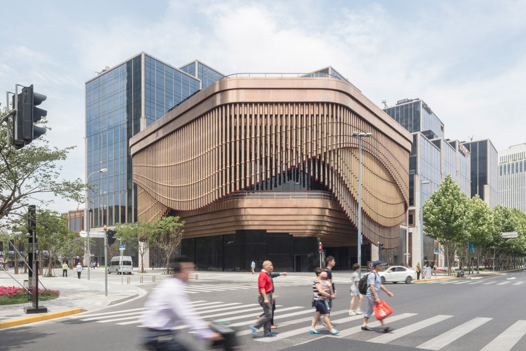 Amazing Moving Facade by Foster + Partners and Heatherwick Studios