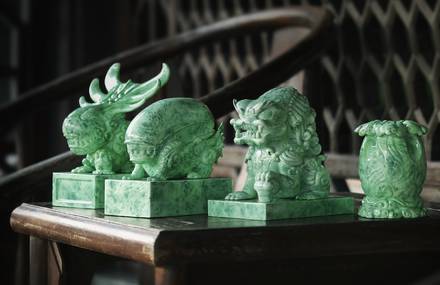 Cool ‘Alien vs Predator’ Jade-Like Figurines