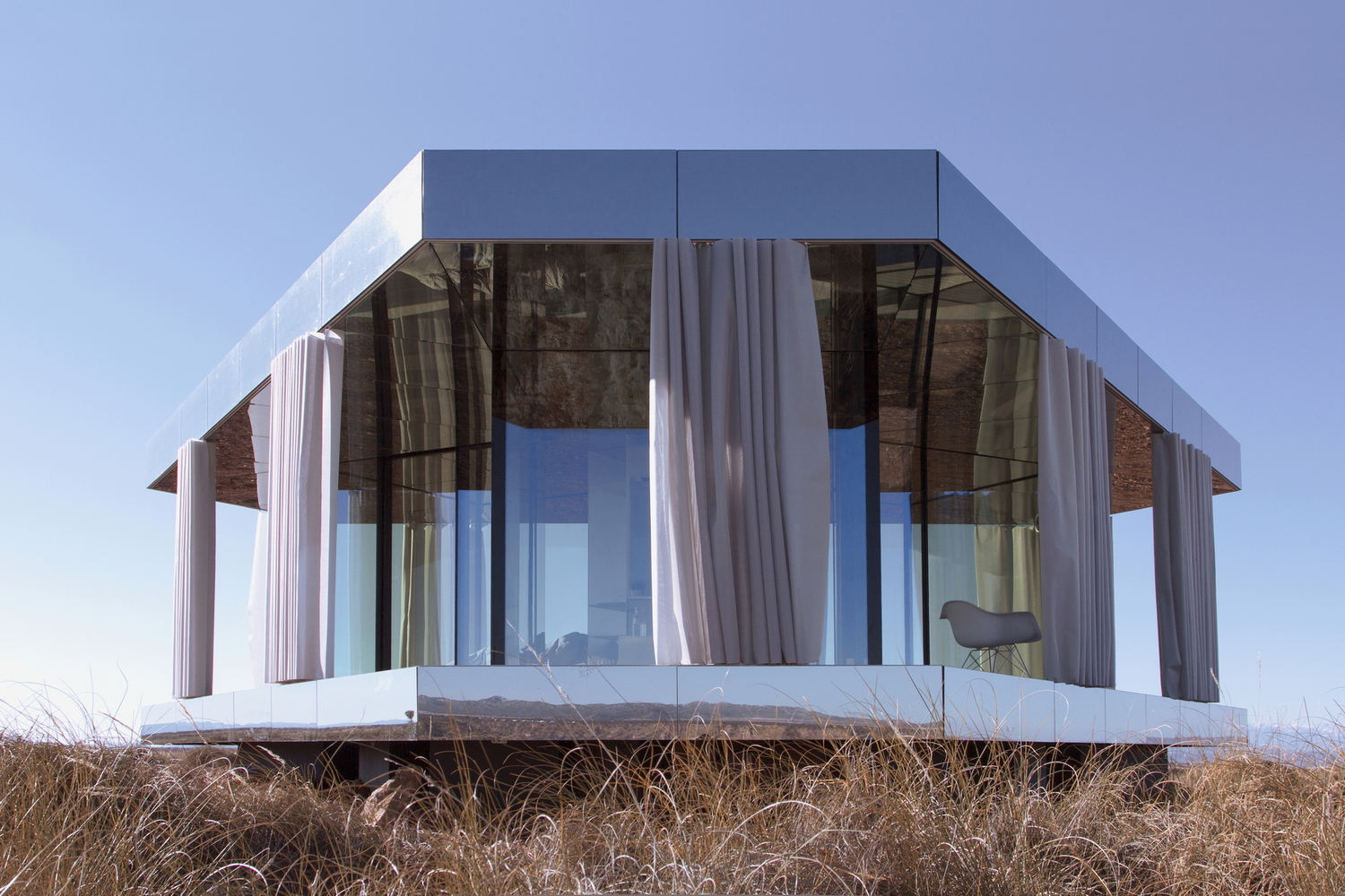 Beautiful Mirrored Pavillion in the Desert