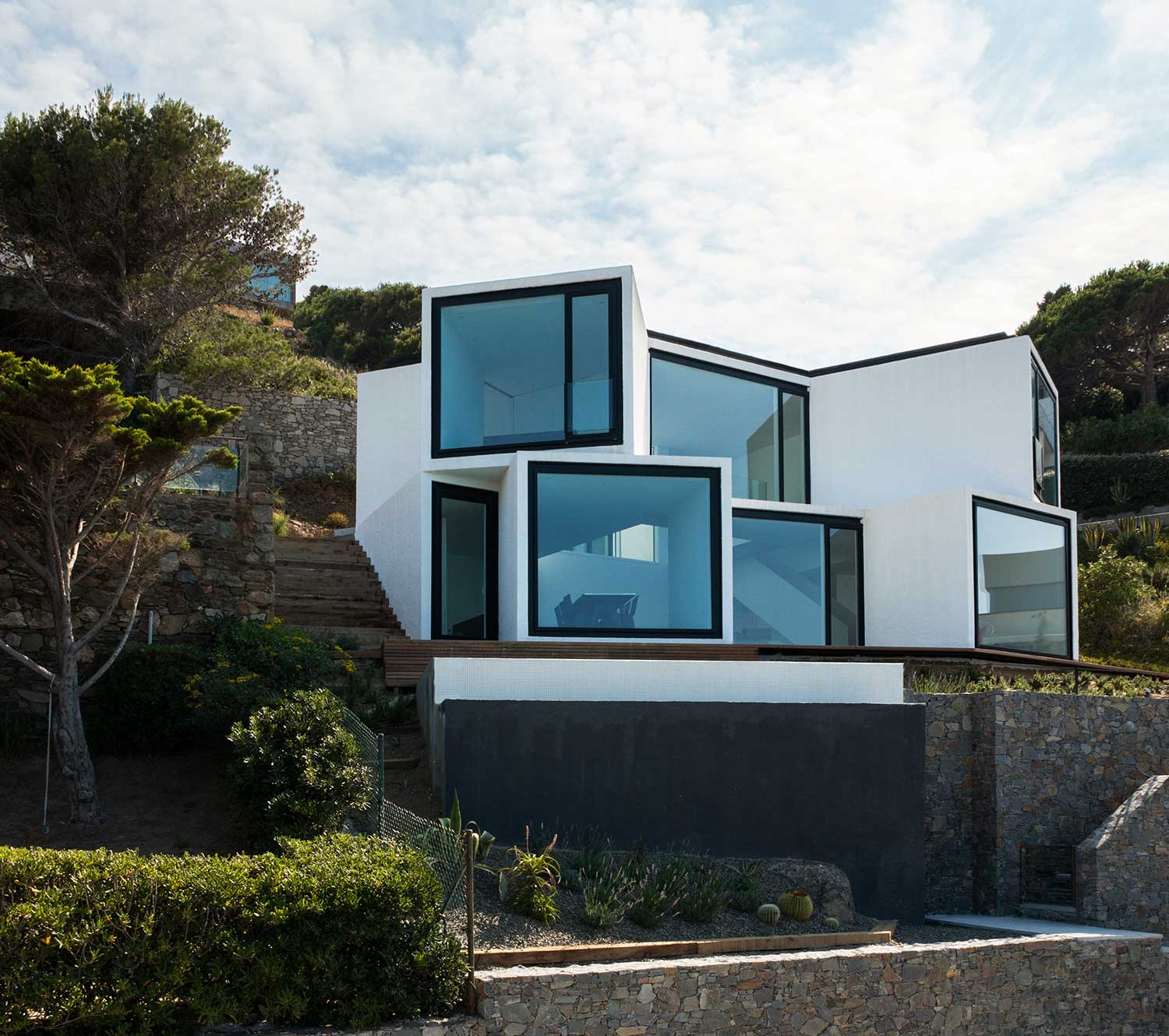 The Incredible Contemporary House Facing the Mediterranean
