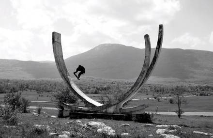Skateboard Performance inside Monuments
