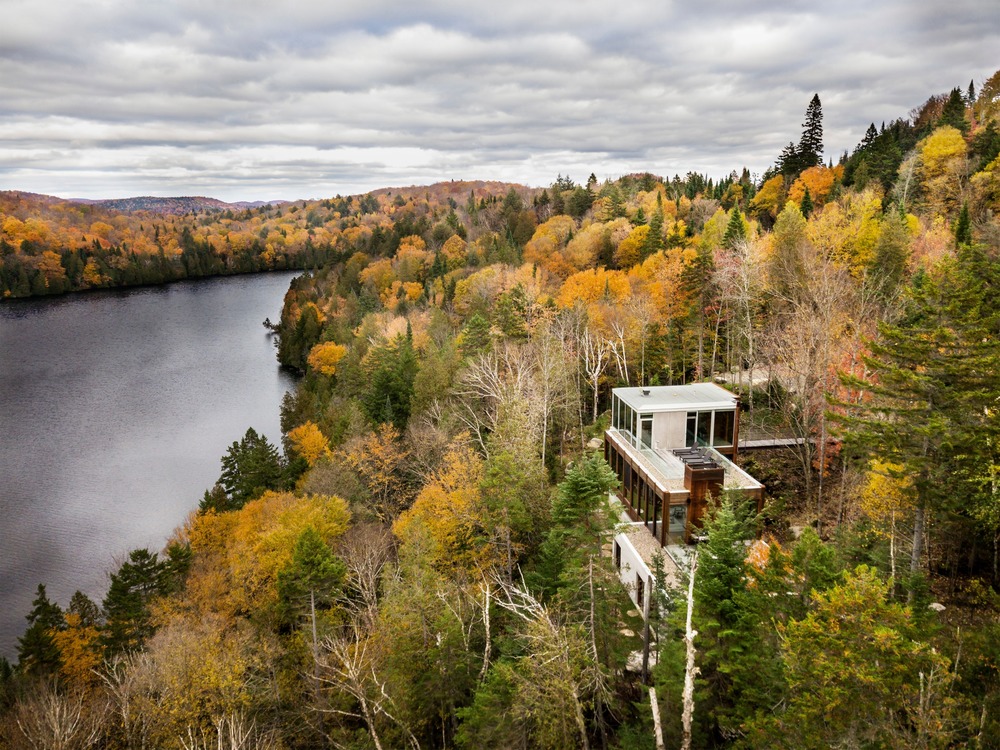 Modern Chalet Into the Canadian Woods