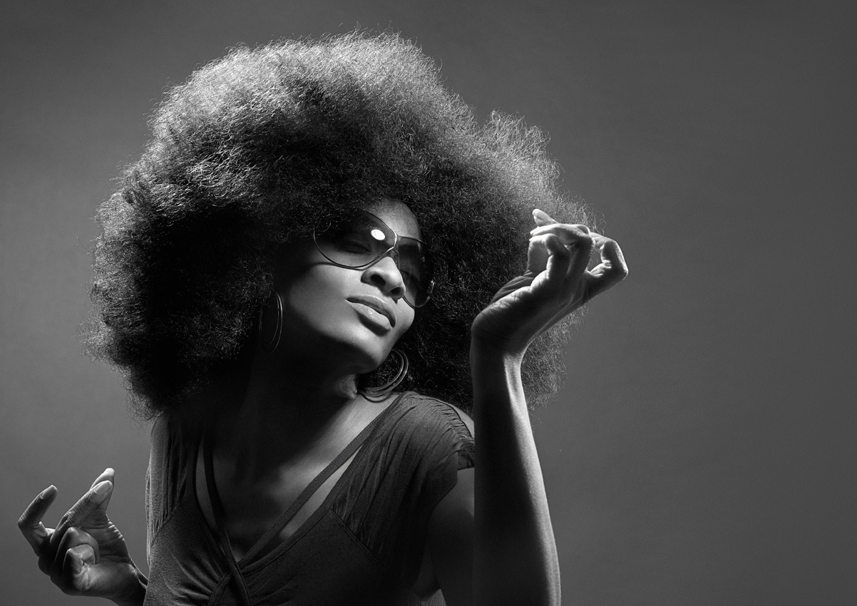 Темнокожие танцуют. Афро женщина. Афроамериканка танцует. Фотосессии известных фотографов. Негритянка танцует.