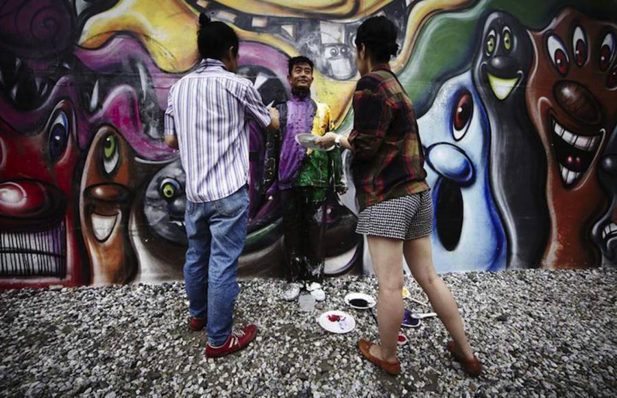 Liu Bolin – Graffiti Mural