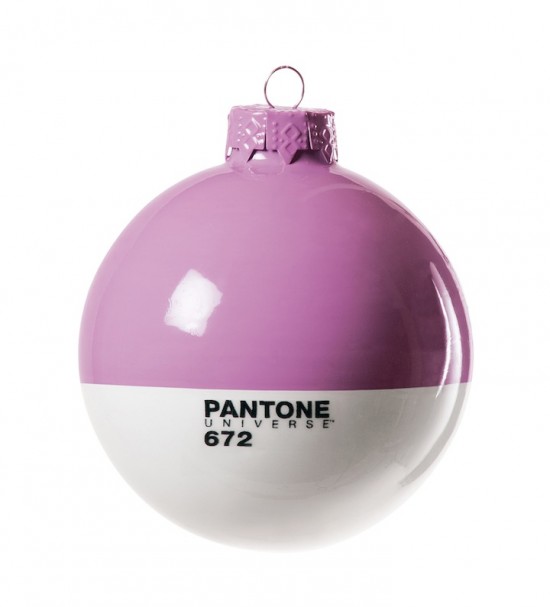 Pantone Xmas ball 672