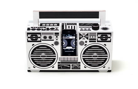 Enjoy music on the Berlin Boombox – a cardboard soundsystem for the iPhone