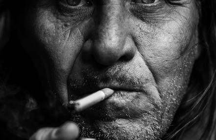 Quand un photographe de célébrité photographie des passants dans la rue.