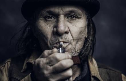 Quand un photographe de célébrité photographie des passants dans la rue.