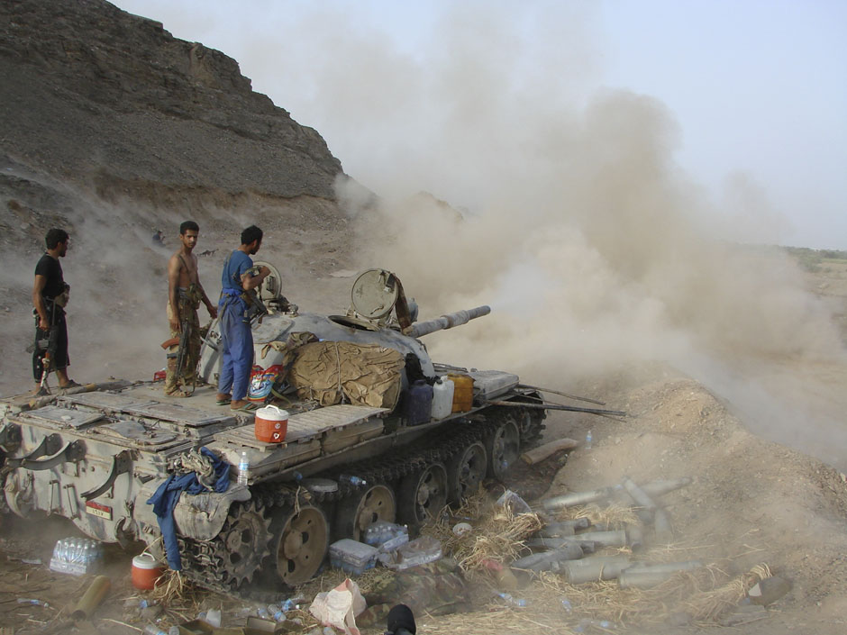 An army tank fires during a firefight against militants linked to al Qaeda near the southern Yemeni city of Zinjibar