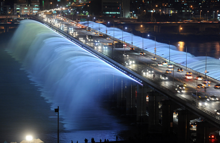 Banpo Bridge Rainbow Fountain